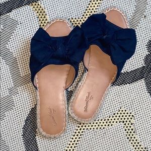 Universal thread sandals